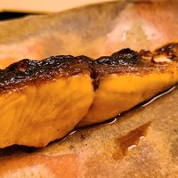 道人 - ⑩炭火焼き桜鱒(石川県能登産)
                      皮のパリ感が芳ばしく、脂の旨みが美味しい♪
                      鮭&.鱒は焼くと硬くなりがちですが、微かにしっとり感のある絶妙な焼き加減が素晴らしい
                      そして香りが抜群なのです