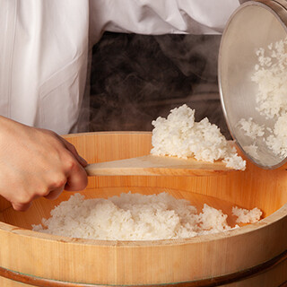 新鮮な旬食材や羽釜炊きのふっくらとした米に舌鼓