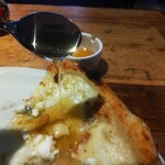 ラッテリア ベベ  カマクラ - ピザに蜂蜜を塗ると頗る美味しいです。