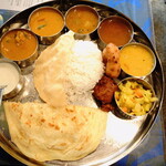 Madras meals - ミールス皿の上には12種類ものお料理が乗っています。それぞれについては、本文を参照ください。
