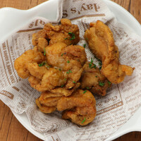 仕上げにビネガーソースをかけたフライドチキン