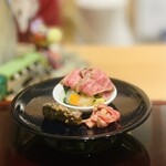 肉料理ふくなが - ① 【冷前菜：3種盛り】
            A：モモの炙り+野菜のピクルス
            B：フワ（肺）の甘辛煮
            C：ロースのガーリック炊き