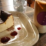 Akutagawa Kohi - カフェラテアイス（M）とバスクチーズケーキ