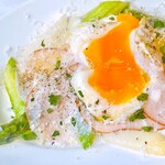 Two-colored asparagus, pork ham and soft-boiled egg