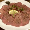 がぶ飲みワインと肉 ビストロ千住MEAT - 炙り牛タン刺し