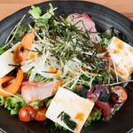 생선과 두부의 일본식 샐러드 신선한 야채와 계절의 생선을 사용한 제철 가득한 샐러드.