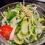 赤川三丁目酒場 - 胡麻油と塩の葱サラダ