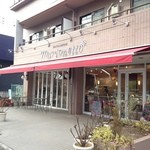 マリオネット - 間口の広い店舗です。店の前にはテラス席が。