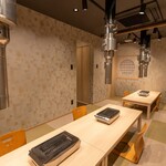 肉処泰山 - ２階お座敷は８人席と６人席がございます。間にスクリーンがございますので、半個室としてもご利用頂けます。