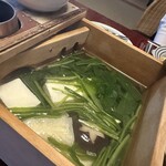 Tawaraya - 湯豆腐　お豆腐は筋向いこ平野さんのお豆腐。湯葉、椎茸らみぶ菜、この茶器が素晴らしい。炭によりいてまでも暖かく。