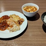 グランブッフェ イオンモール秋田 - デミグラスソースハンバーグ、チーズリゾット、麻婆豆腐、ご飯。