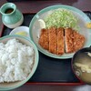 Miraku - 日替わりランチがとんかつ定食850円(税込)でした。
                とんかつの衣はサクサク♪お肉は厚みもあり脂ものっていて美味しい！
                ソースはウスター系でサッパリしてるけどコクもあります。これが850円ってお得すぎ