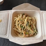 ジロロモーニカフェ ディ アーペ - サクラエビとセロリとキアヌのパスタ