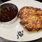 黒毛和牛一頭買い焼肉 道頓堀みつる - 追加のハンバーグはこんな感じで出てきます