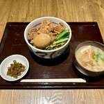 菱田屋酒場 - 豚角煮丼