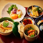 Sushi Haku - 季節の御膳(限定15食)春を告げる鯛めしがメインで、その月の旬を感じさせます。添えられたサラダと味噌汁が体を温め、サーモン、イカ、タイの三種盛り造りが彩りを添えます。季節感じる筍の煮物、食事のリズムを整える漬物、そして食後の甘いデザートが、皆様の心を満たします。新鮮なサラダ、味わい深い味噌汁、そして心まで満たされるデザートが付きます。
      ※季節や入荷状況により、内容が多少変動します。