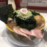 240264801 - 特上ラーメンのアップ(スープが丼の縁ギリギリまで入っている)