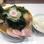 240264795 - 特上ラーメン+生小松菜ホーレン草追加+穂先わかめ追加+サービスのライスの全容