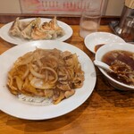 横濱飯店 - 玉ねぎごはん900円、餃子550円