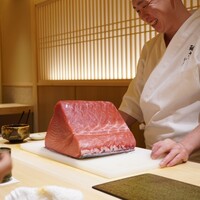 鮨 さいとう 麻布台 - 勝手口から「やま幸ですー」と配達されたばかりの赤身の柵を笑顔で披露する滝本大将。やま幸鮮魚店から届いたなら最短距離での配達。