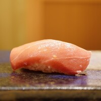 鮨 さいとう 麻布台 - ◇中トロ
                    肉厚でサシが綺麗に入る抜群のフォルム！