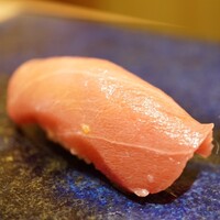 鮨 さいとう 麻布台 - 口内に接地するだけで感じる香りと旨味、噛んではいけない衝動を破ると、溢れ出す脂に乗せて甘旨味を炸裂！！ めちゃくちゃ美味しい！