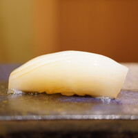 鮨 さいとう 麻布台 - ◇スミイカ
                    サクサク＆ねっとりとシャリに寄り添い、凛とした旨味でこれまでの味わいをリセットさせる。
                    醤油との相性も抜群に良い。