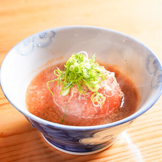 자랑의 [토마토 고기 포장]을 비롯한 술에 딱 맞는 일품 요리가 매력