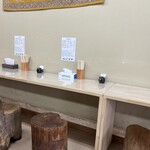 麺処 ごまや - 新しく出来てたカウンター席。厨房を囲むカウンター席の他、今まで中待ちスペースだった場所がカウンター席になっていた。