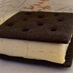 六花亭 - アイスクッキーのような雪こんチーズ