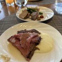 スカイグリルブッフェGOCOCU - 息子の取ってきたローストビーフ。今回赤い上がり具合で私はちょっと遠慮しました。ポートピアはこのローストビーフ推しだと思いますが私は豚や鶏のローストの方が好み。毎回趣向を凝らしているのが楽しめます。