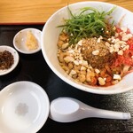 担々麺の店 まるたん。 - 汁無し担々麺　2辛　おろしニンニク、焦がしネギ（しらが）トッピング
