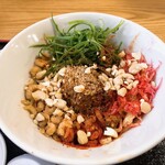 担々麺の店 まるたん。 - 汁無し担々麺　2辛　おろしニンニク、焦がしネギ（しらが）トッピング