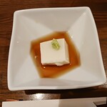 季節料理と静岡おでん しんば - お通しのゴマ豆腐