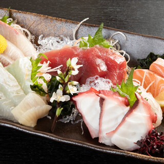 The extremely fresh "Assorted Sashimi" and all-you-can-drink course are highly recommended.