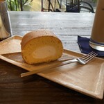 蔵茶房 なつめ - 赤糠ロールケーキ