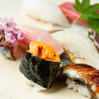 Enjoy nigiri and tempura made with carefully selected ingredients delivered directly from the market.
