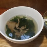 キッチン ブルー グローブ - わかめと茸スープのアップ