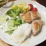 キッチン ブルー グローブ - チキンを１つ食べては、ご飯、サラダを乗せます