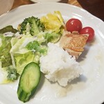 キッチン ブルー グローブ - 最後はご飯、サラダ、お新香を乗せて