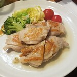 キッチン ブルー グローブ - 鶏もも肉コンフィのアップ