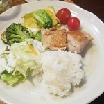 キッチン ブルー グローブ - チキンは残り２個、ご飯、サラダを乗せて