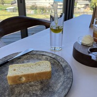 MAISON LAFITE - 自家製フォカッチャ、ブリオッシュ、カンパーニュ
                  朝倉のオリーブオイル、自家製バター、糸島の塩