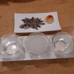 Hanashinobu - 日本酒三種のみ比べ(山形県栄光富士)とキビナゴ丸干