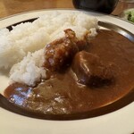 停車場 - カレーご飯少な目。お肉は一つ。最後までお取り置き。残念な点は、量が少ないのとこの日は寒かったので、すぐ冷めてしまいました。でも、スパイスばっちりで、食べ終わりは体がホカホカ。