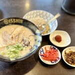 ラーメン 一晋 - 紅生姜と激辛高菜は店内中央でセルフ