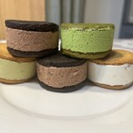 シェ ナカツカ - 料理写真:左上ダブルチョコ、右上抹茶、左下ピスタチオ、中下ダブルチョコ、右下バニラ