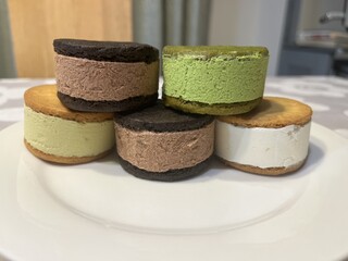 Chez nakatsuka  - 左上ダブルチョコ、右上抹茶、左下ピスタチオ、中下ダブルチョコ、右下バニラ