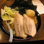 らあめん寸八 - とんこつ醤油（中）＋チャーシュー１枚、煮玉子