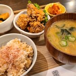 Kinko - 夜の菌活定食(税込1,300円)
                      ①塩麹鶏唐揚げ《麹菌》②醤油麹南瓜の煮物《麹菌》③手作りキムチ《乳酸菌》④生姜とおかかの炊き込みご飯《麹菌》⑤豚汁《麹菌》
                      体内を整える機能料理という側面があります